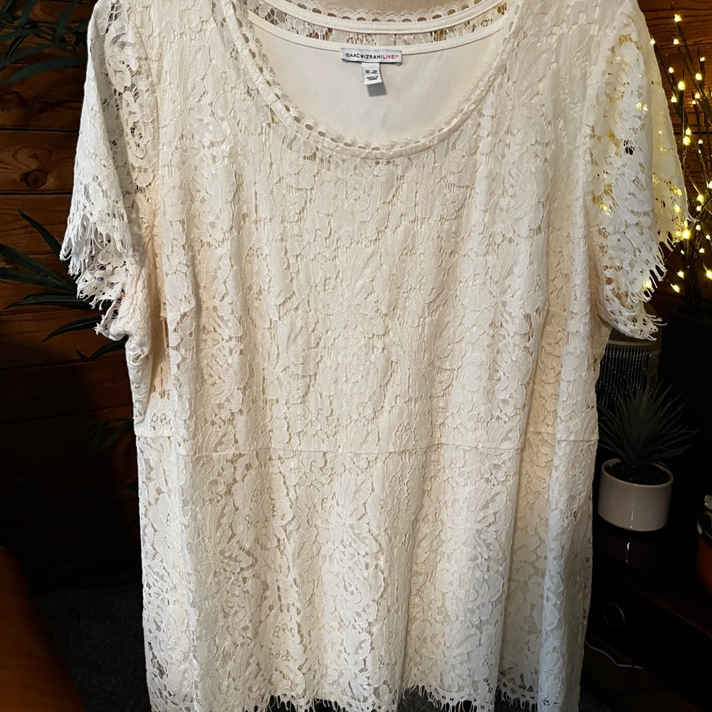Isaac Mizrahi 3x Cream Lace Short Sleeve Top.2 Layer.(58”B x 30”L)